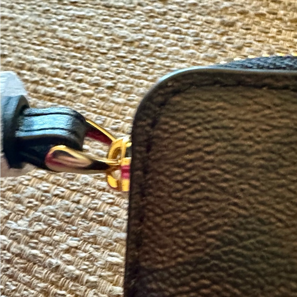 Coach Wristlet! NWT Approximately 5 x‎ 3.5 x 1. Signature canvas. - Picture 7 of 10